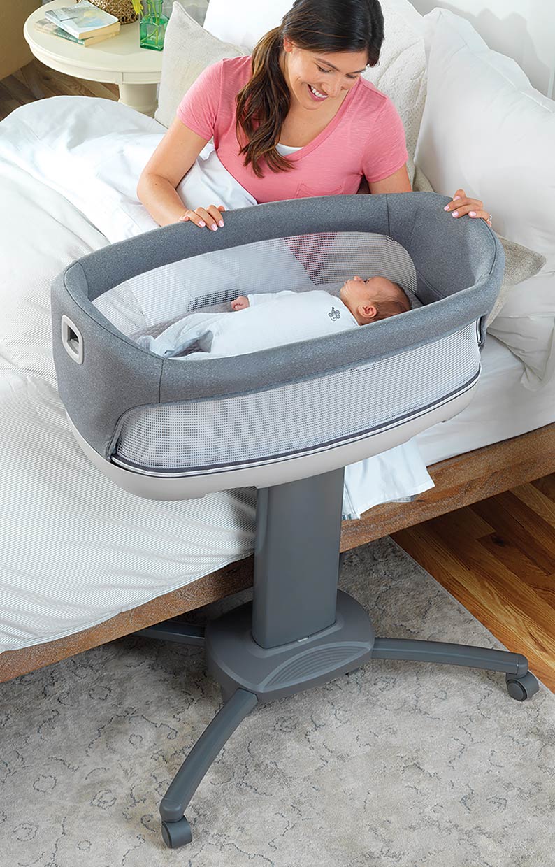 Chicco Close to You Bedside Bassinet with Mother image