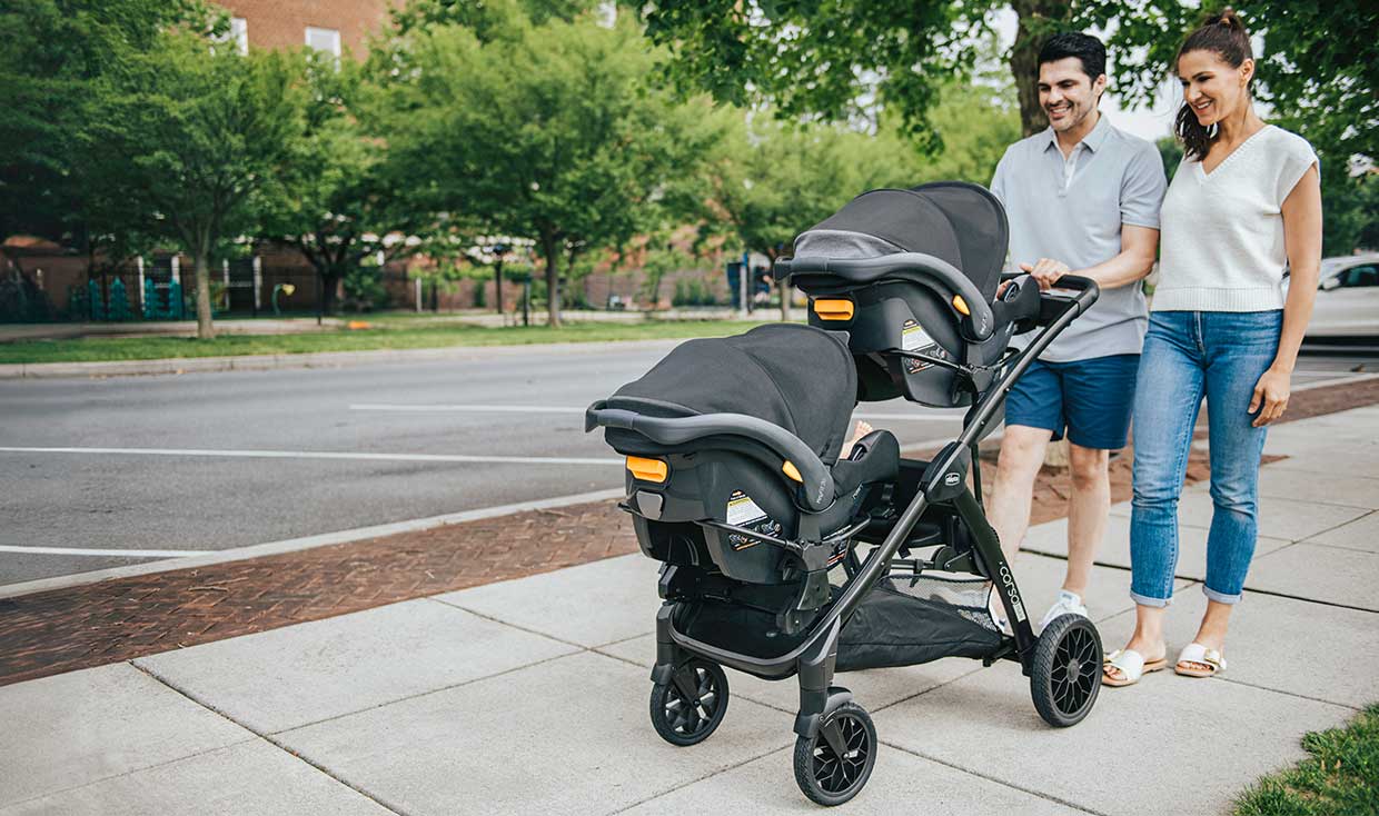 Parents pushing twins in Chicco Corso Flex Stroller image