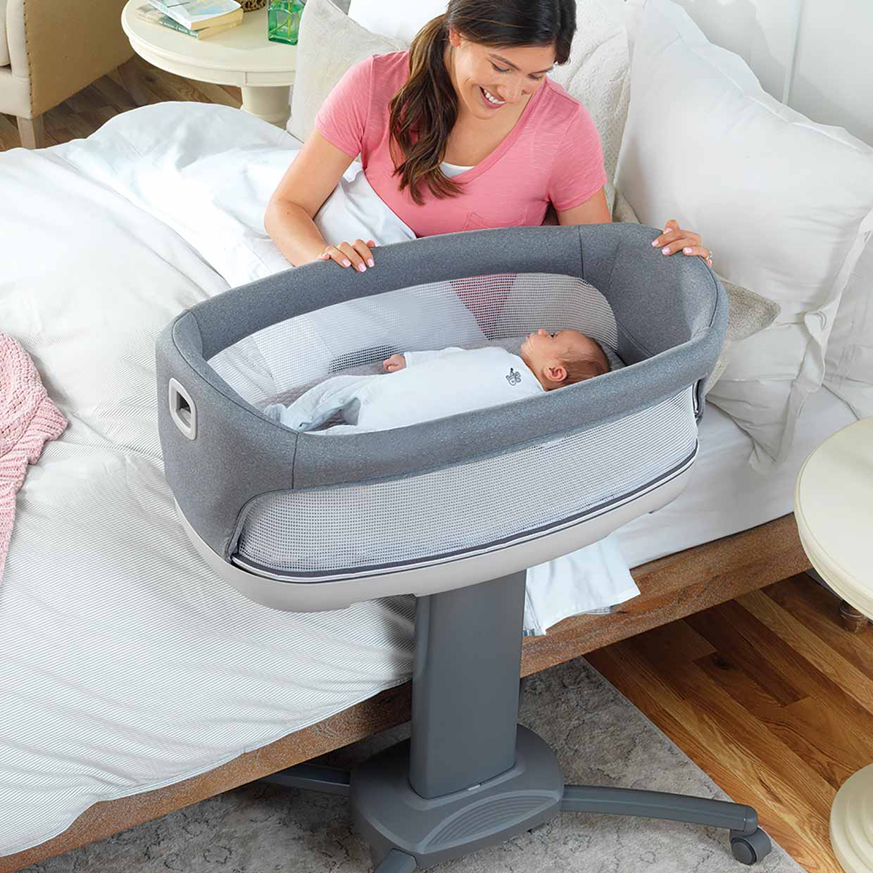 Chicco Close to You Bedside Bassinet with Mother image